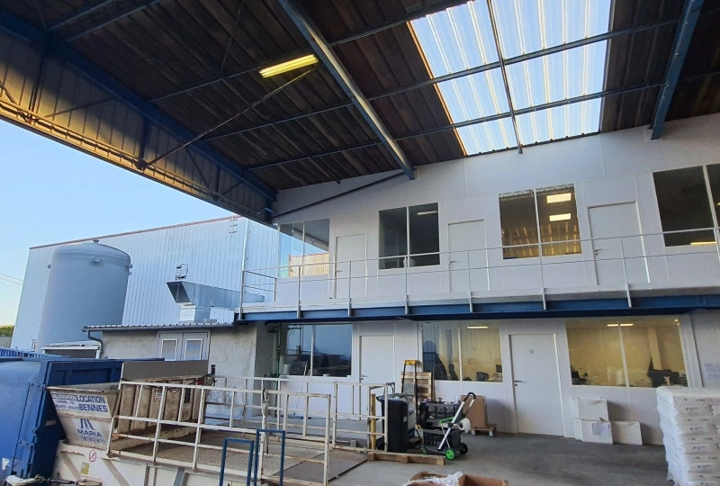 bureaux aménagés au sol et sur la plateforme existante par AG Concept